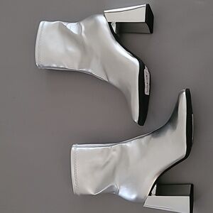 Gianni Bini Women's Border-Line Silver Metallic Block Heel Booties 7M